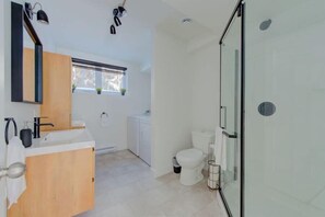 Shower, hair dryer, towels - Le 33 | Private Spa near Le Massif (Petite-Rivière-Saint-François)