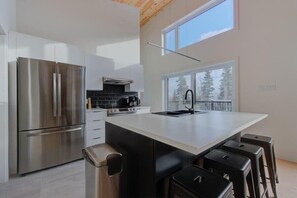 Kylskåp, mikrovågsugn, ugn och diskmaskin