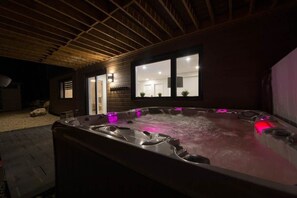 Outdoor spa tub - Le 33 | Private Spa near Le Massif (Petite-Rivière-Saint-François)