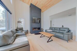 TV, fireplace, offices - Le 33 | Private Spa near Le Massif (Petite-Rivière-Saint-François)