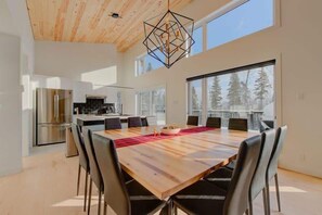 Dining - Le 33 | Private Spa near Le Massif (Petite-Rivière-Saint-François)