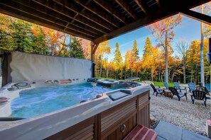 Outdoor spa tub - Le 33 | Private Spa near Le Massif (Petite-Rivière-Saint-François)