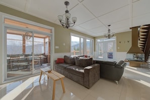 Televisión y chimenea 