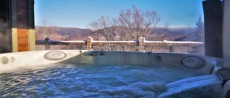 Tina de hidromasaje al aire libre
