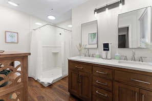 Combined shower/bathtub, shampoo