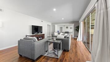 Smart-tv en een tafeltennistafel