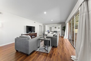 智能電視、乒乓球設施