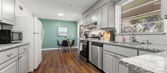 Relax & Refresh–Grill, FirePit, PingPong, Pet-Friendly yard, Walk to LSU Stadium