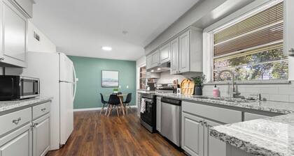 Relax & Refresh–Grill, FirePit, PingPong, Pet-Friendly yard, Walk to LSU Stadium