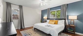 Relax & Refresh–Grill, FirePit, PingPong, Pet-Friendly yard, Walk to LSU Stadium