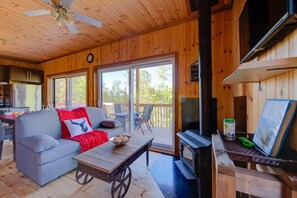 TV, fireplace - L’Enchanteur | Private Spa & Pet Friendly (Pohénégamook)