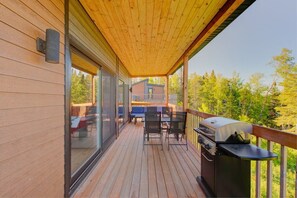 Outdoor dining - L’Enchanteur | Private Spa & Pet Friendly (Pohénégamook)