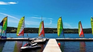 A dock with windsurfing equipment and a jet ski. - L'Enchanteur - Hot tub and Pet friendly (Pohénégamook)