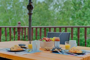 Outdoor dining - L'Escapade - Spa, billard & foyer (Petite-Rivière-Saint-François)