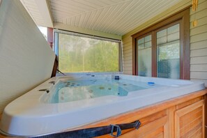 Indoor spa tub - L'Escapade - Spa, billard & foyer (Petite-Rivière-Saint-François)