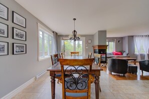 Dining - L'Escapade - Spa, billard & foyer (Petite-Rivière-Saint-François)
