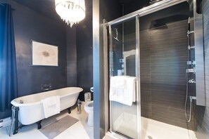Douche, sèche-cheveux, serviettes fournies