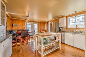 Jääkaappi, mikroaaltouuni, uuni, liesi