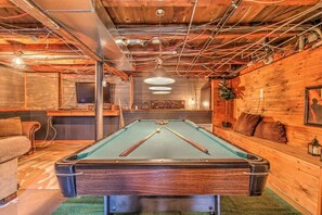 A pool table with a wooden backdrop, a sofa, and a television. - Gingo Shack - Private Spa & Lake View (Saint-Ferdinand)