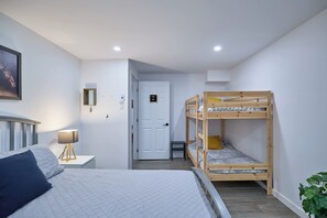 6 quartos, ferros/tábuas de passar roupa, Wi-Fi, roupa de cama