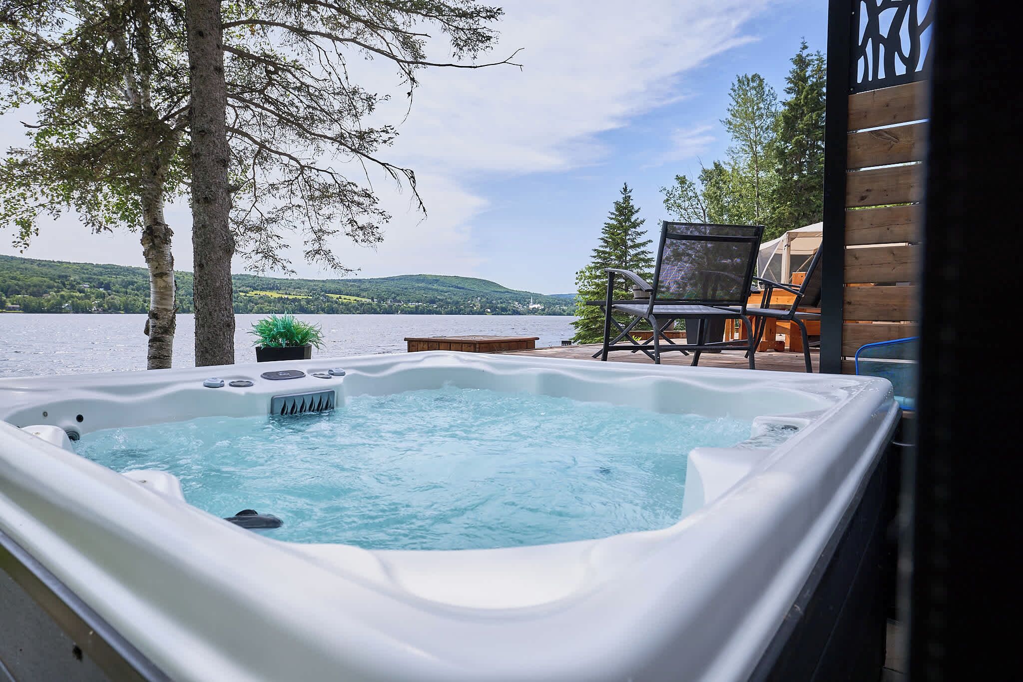 Outdoor spa tub