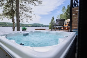 Outdoor spa tub - Grand Chene - Private Spa & Lakefront (Pohénégamook)