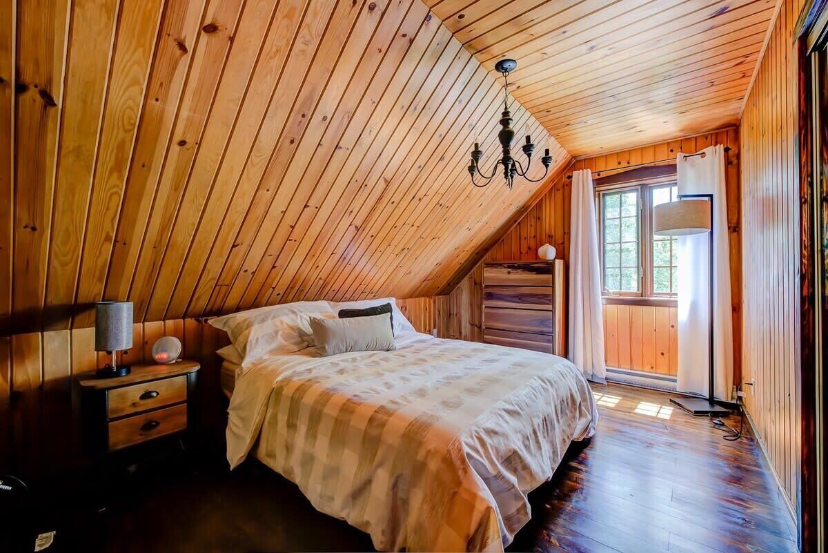 5 bedrooms, iron/ironing board, WiFi, bed sheets