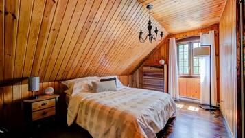5 bedrooms, iron/ironing board, WiFi, bed sheets
