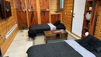 4 bedrooms, iron/ironing board, WiFi, bed sheets