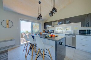 Fridge, microwave, oven, stovetop - Harmonie Private Spa & St-Lawrence View (Les Éboulements)