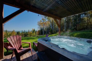 Outdoor spa tub - Chalet l'Harmonie spa (Les Éboulements)