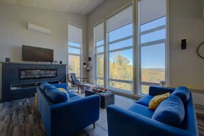 TV, lareira, videogames