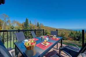 Outdoor dining - Chalet l'Harmonie spa (Les Éboulements)