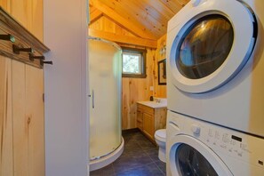 Shower, hair dryer, towels - Le Huard - Lakefront & Private Dock (Sayabec)