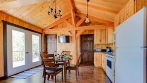 Coffee/tea maker, fridge, microwave, stovetop - Le Huard - Lakefront & Private Dock (Sayabec)
