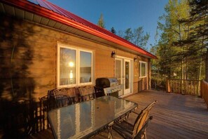 Outdoor dining - Le Huard - Lakefront & Private Dock (Sayabec)