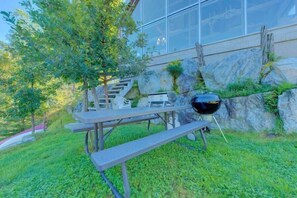 Outdoor dining - Chalet Ancestral - Old-World Charm by Lake (Sainte-Marguerite)