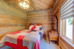 3 bedrooms, iron/ironing board, WiFi, bed sheets - Chalet Ancestral - Old-World Charm by Lake (Sainte-Marguerite)