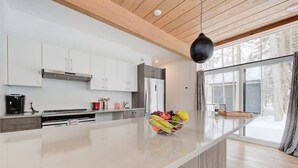 Coffee/tea maker, fridge, microwave, oven - Villa KUB 61 | Nature Escape Portneuf (Pont-Rouge)