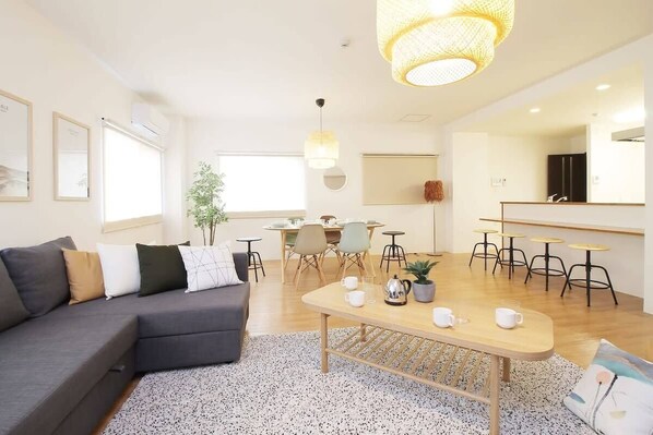 Una televisión, una oficina