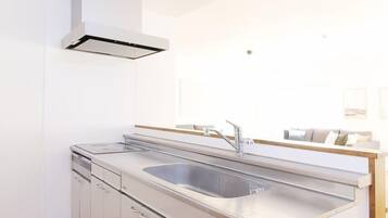 Køleskab, mikrobølgeovn, kogeplade, køkkentøj/tallerkener/redskaber