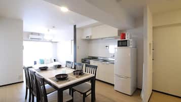 Fridge, microwave, stovetop, cookware/dishes/utensils