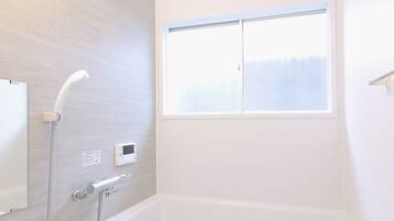 Tina, secadora de cabello, toallas, jabón