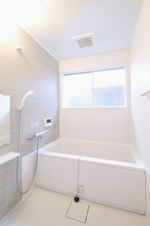Bathtub, hair dryer, towels, soap - Huge 2 bedroom Apt 4mins walk PeacePark 6ppl (601) (Hiroshima City)