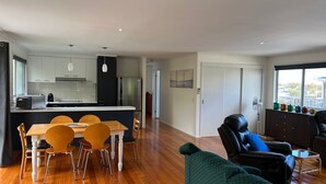 Un appartement moderne comprenant une cuisine, un coin repas et un salon.