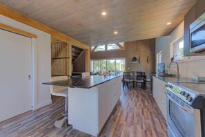 Fridge, microwave, oven, stovetop - Luft Skift Spa - Waterfront & Private Spa (Lac-aux-Sables)