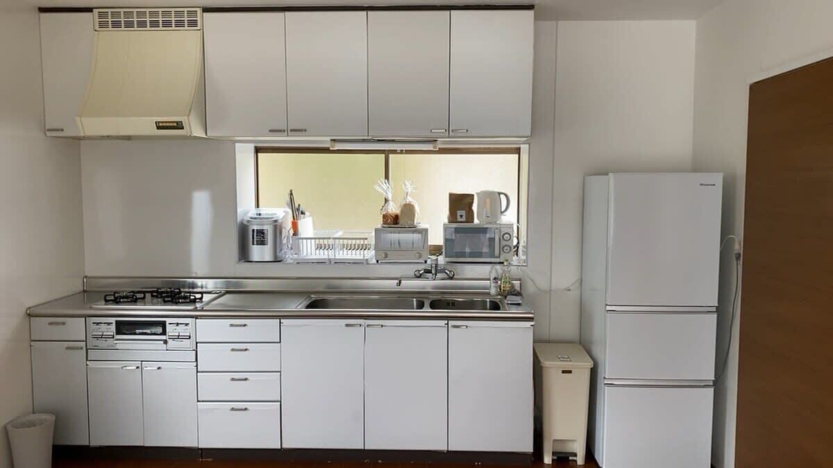 Fridge, microwave, stovetop, cookware/dishes/utensils