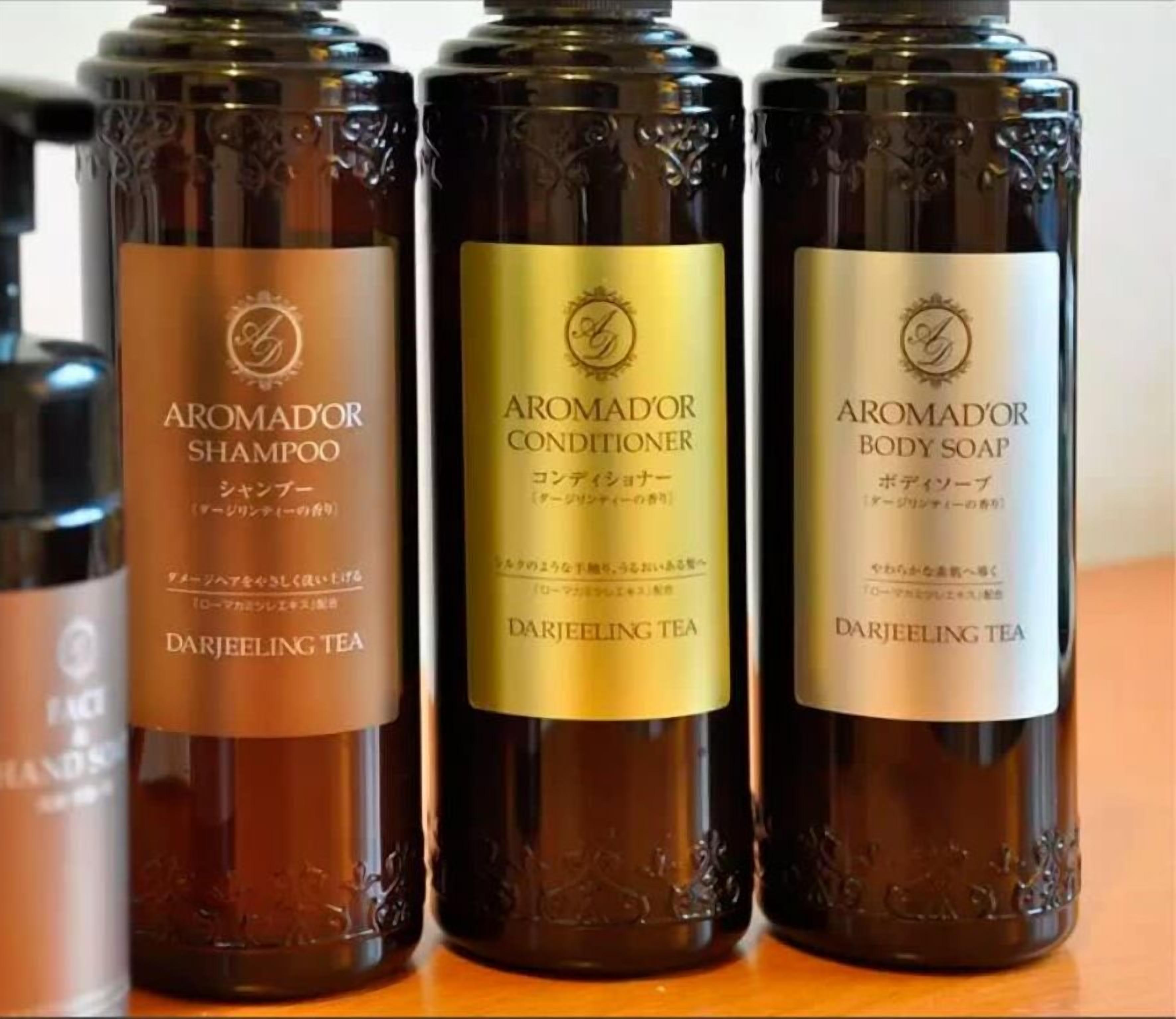 Baignoire, sèche-cheveux, serviettes fournies, savon