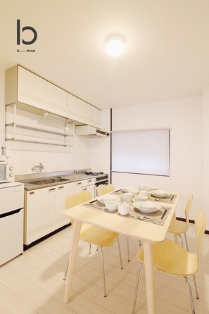 Fridge, microwave, stovetop, cookware/dishes/utensils
