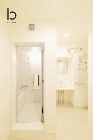 Banheira, secador de cabelo, toalhas de banho, sabonete